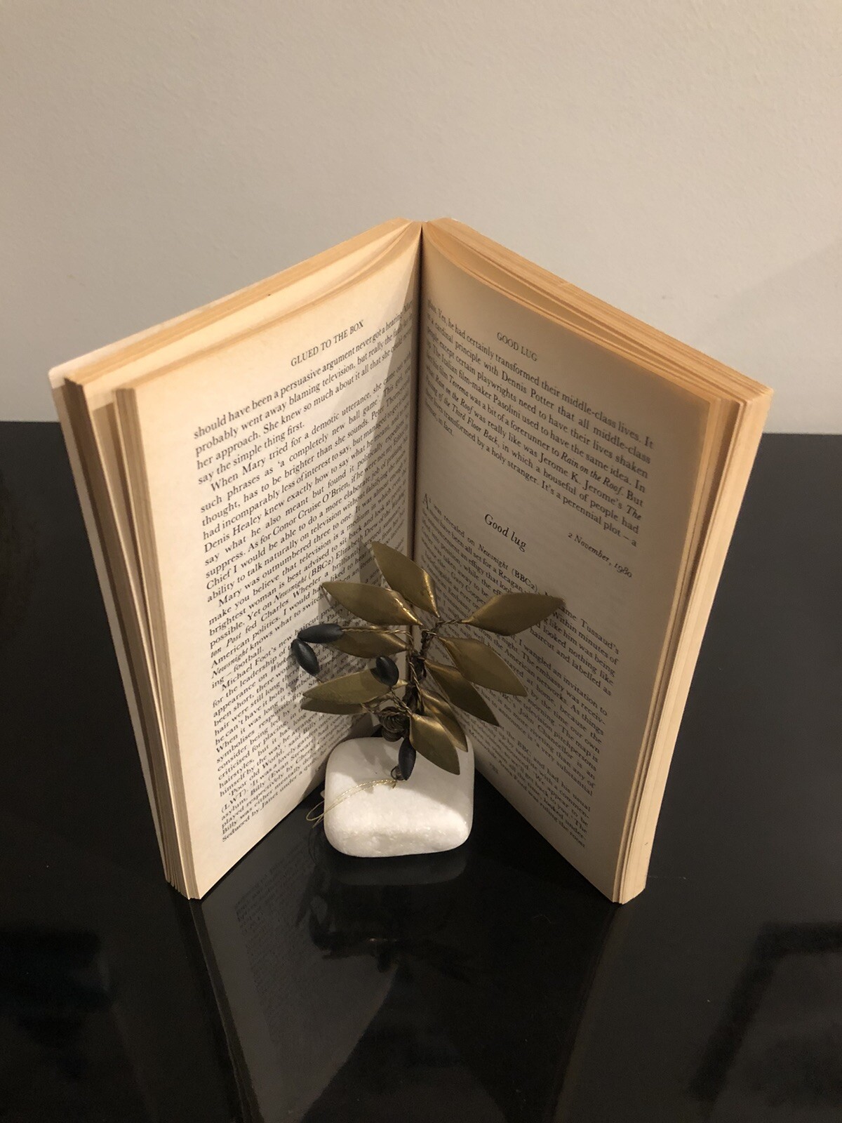 Clive James (1939-2019) Glued To The Box Picador 1983 First Edition S/C V/G