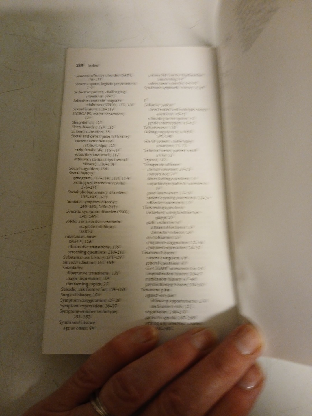 The Psychiatric Interview – Paperback, by Carlat Daniel – Good