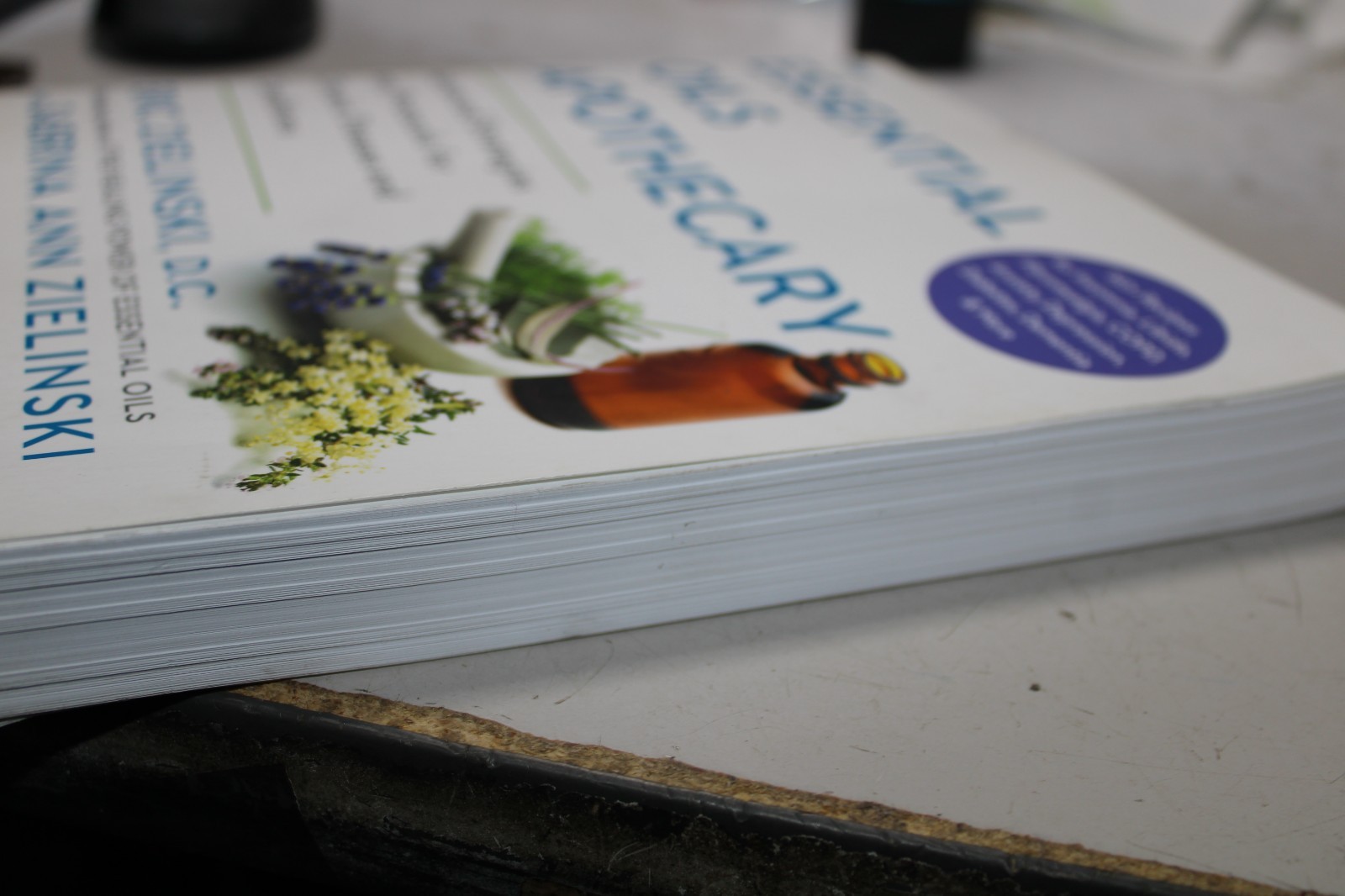 The Essential Oils Apothecary: – Paperback, by Zielinski DC Eric; – New