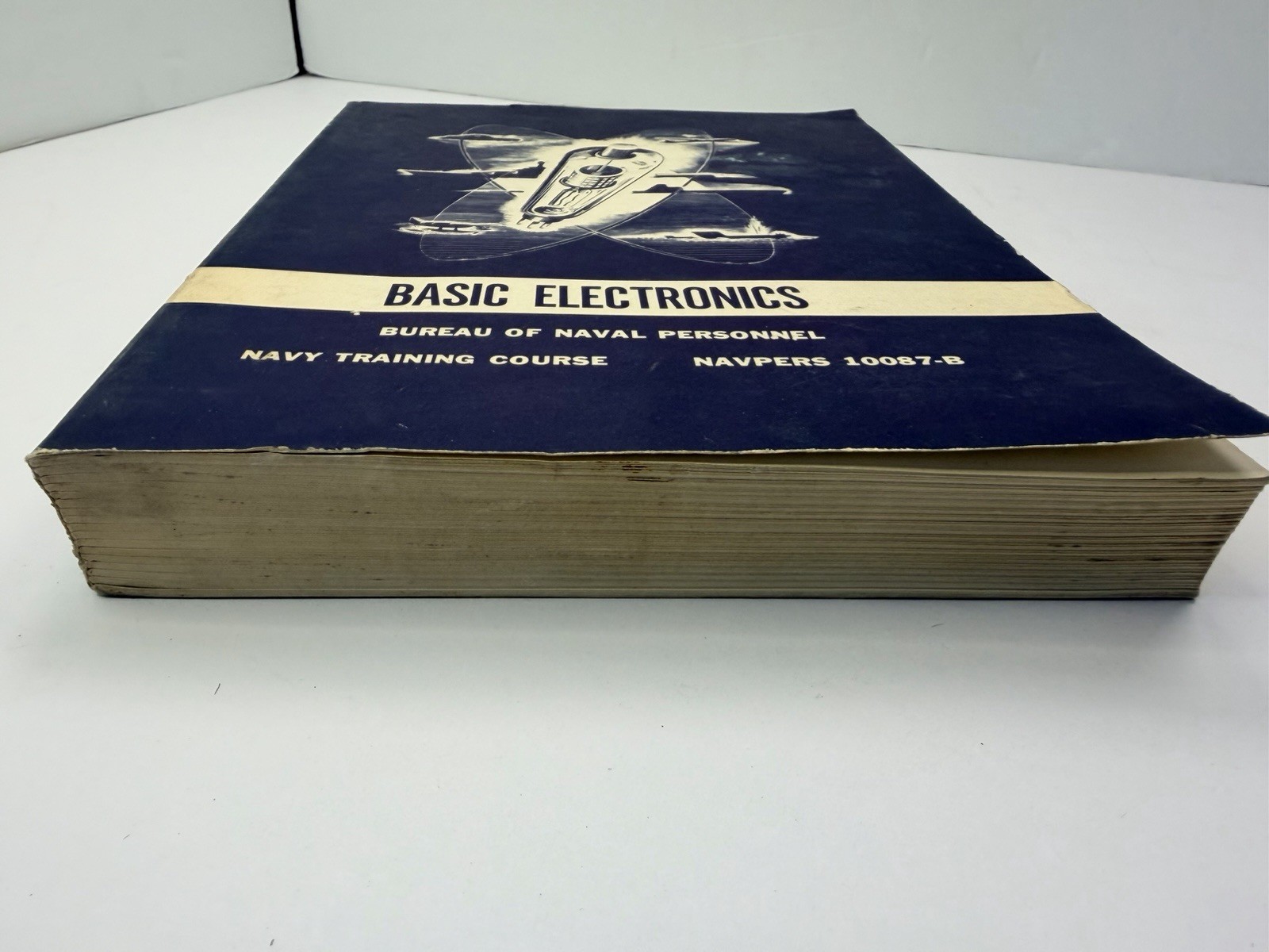 1968 Navy Training Course BASIC ELECTRONICS, Bureau of Naval Personnel Book