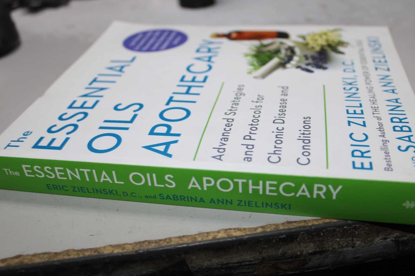 The Essential Oils Apothecary: – Paperback, by Zielinski DC Eric; – New